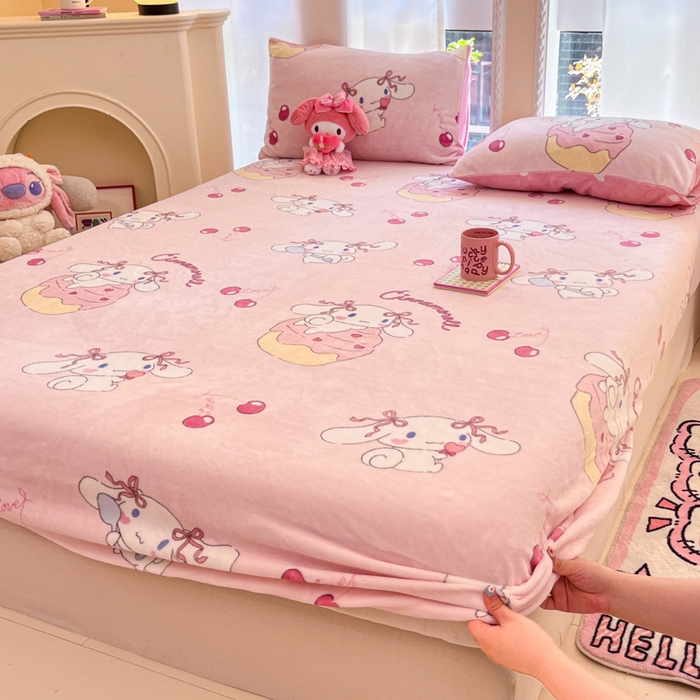 91家纺网 家纺一手货源 找家纺 博雅 2024新款三丽鸥牛奶绒小版床笠系列 牛奶绒小版-淘气玉桂狗