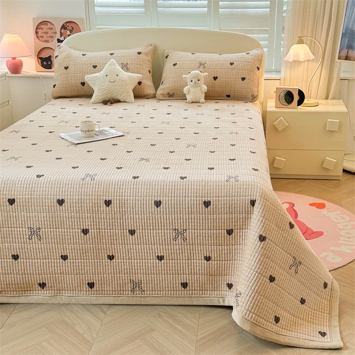 91家纺网 家纺一手货源 找家纺 梵朴 2024新款牛奶绒直角包边床盖 蝶之心-咖