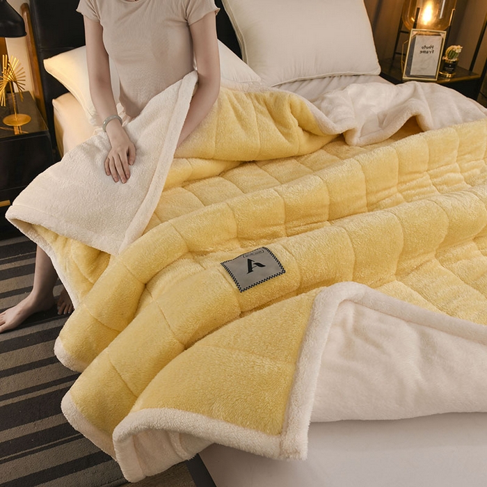 91家纺网 家纺一手货源 找家纺 恋绒家纺 2025新款加厚三层毛毯被牛奶绒复合毯子夹棉盖毯午睡毯子法莱绒毛毯 （亲肤绒-）-米黄