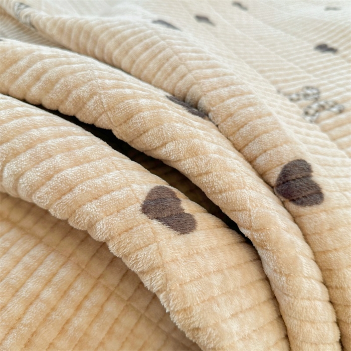 91家纺网 家纺一手货源 找家纺 梵朴 2024新款牛奶绒直角包边床盖 蝶之心-咖