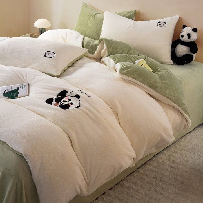 91家纺网 家纺一手货源 找家纺 沐晴家纺 2024新品秋冬加厚牛奶绒纯色简约绣花卡通四件套 熊猫（白+草绿）