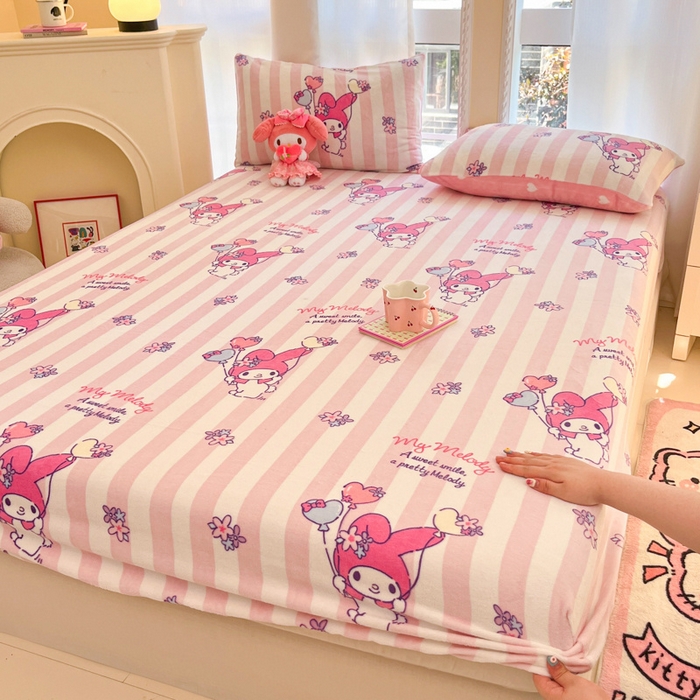 91家纺网 家纺一手货源 找家纺 博雅 2024新款三丽鸥牛奶绒小版床笠系列 牛奶绒小版-气球美乐蒂