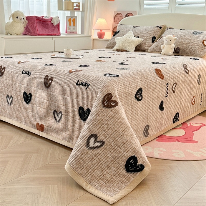 91家纺网 家纺一手货源 找家纺 梵朴 2024新款牛奶绒直角包边床盖 幸运心-咖