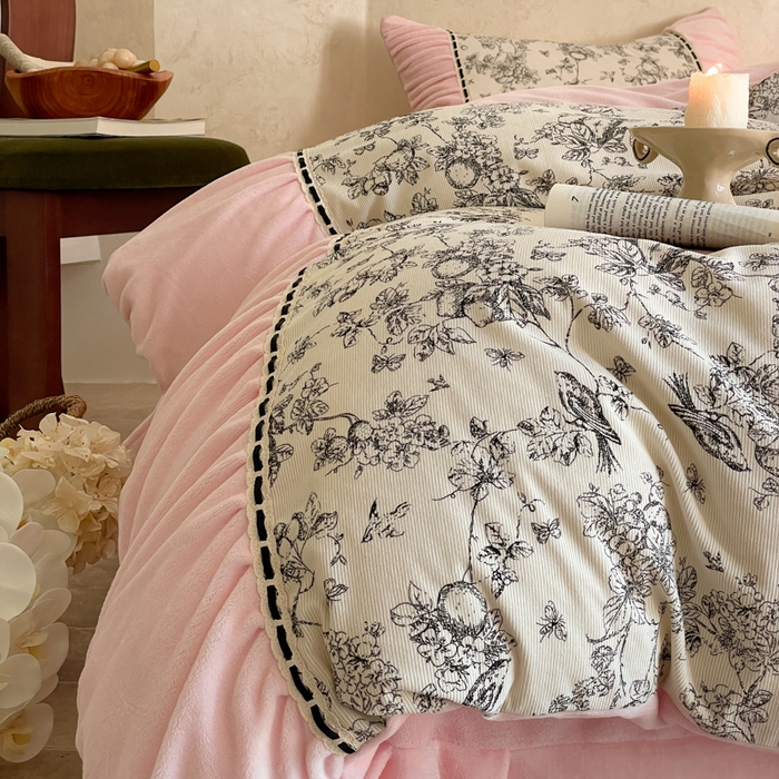 91家纺网 家纺一手货源 找家纺 一左一右 2024秋冬新款法式风复古印花褶皱花边保暖加厚高克重全消光牛奶绒四件套（提供买家秀） 仲夏粉