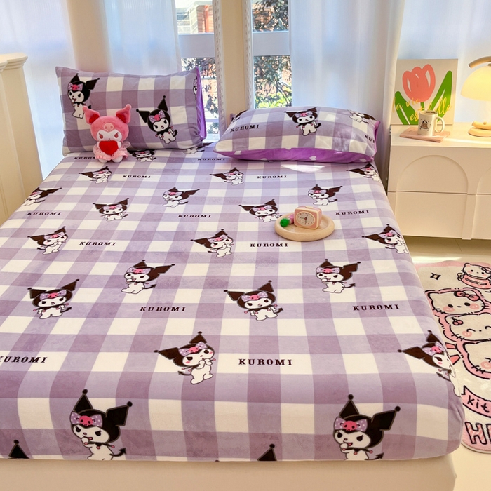 91家纺网 家纺一手货源 找家纺 博雅 2024新款三丽鸥牛奶绒小版床笠系列 牛奶绒小版-格子库洛米