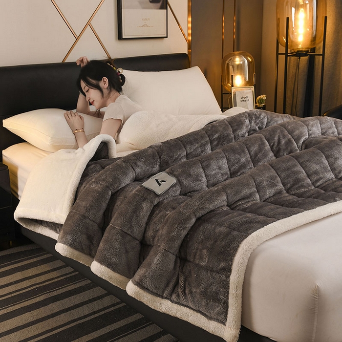 91家纺网 家纺一手货源 找家纺 恋绒家纺 2025新款加厚三层毛毯被牛奶绒复合毯子夹棉盖毯午睡毯子法莱绒毛毯 （亲肤绒-）-深灰