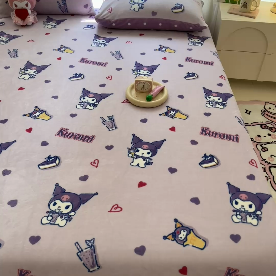 91家纺网 家纺一手货源 找家纺 博雅 2024新款三丽鸥牛奶绒小版床笠系列 牛奶绒小版-奶茶库洛米