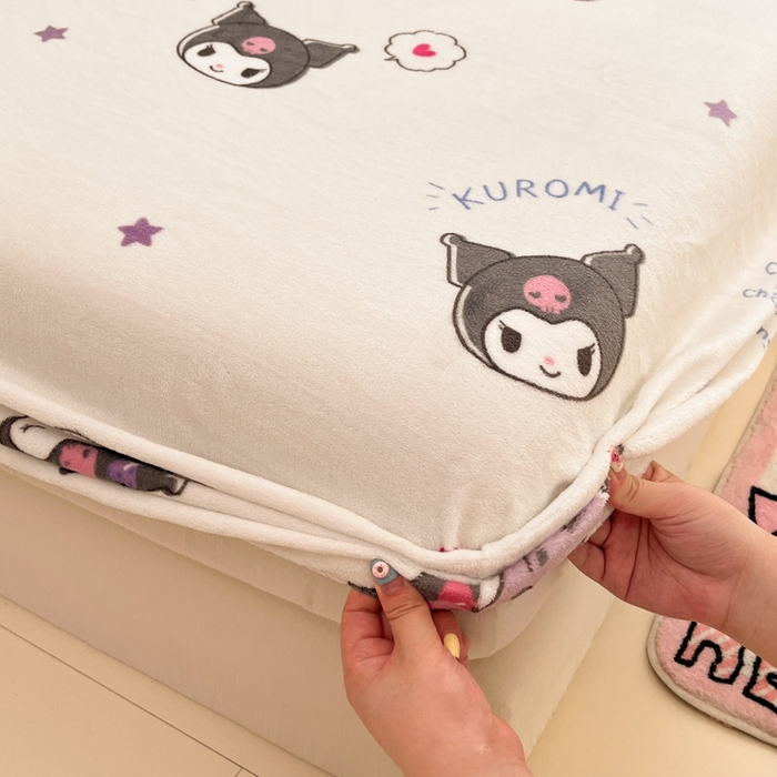 91家纺网 家纺一手货源 找家纺 博雅 2024新款三丽鸥牛奶绒小版床笠系列 牛奶绒小版-满版库洛米