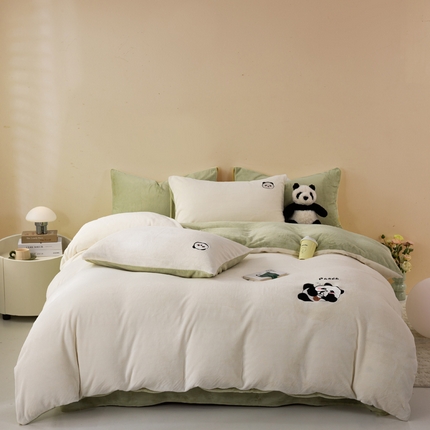 91家纺网 家纺一手货源 找家纺 沐晴家纺 2024新品秋冬加厚牛奶绒纯色简约绣花卡通四件套 熊猫（白+草绿）