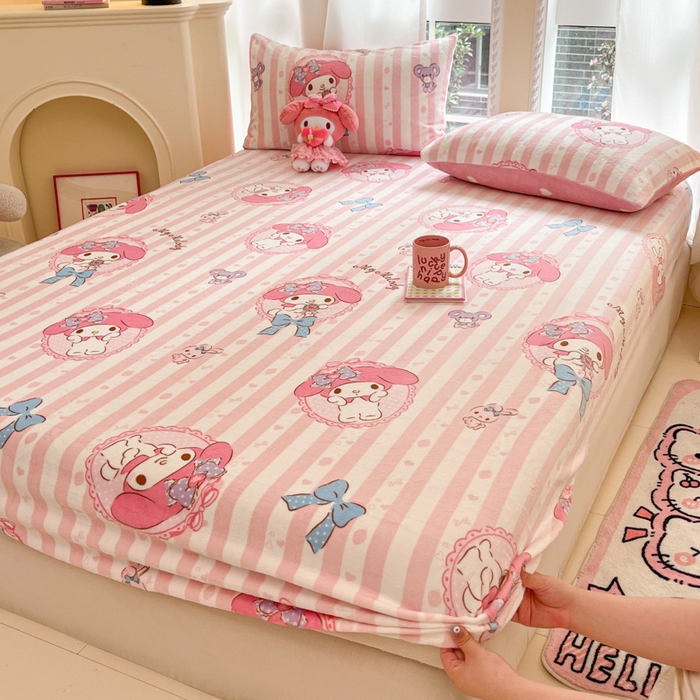 91家纺网 家纺一手货源 找家纺 博雅 2024新款三丽鸥牛奶绒小版床笠系列 牛奶绒小版-甜甜美乐蒂