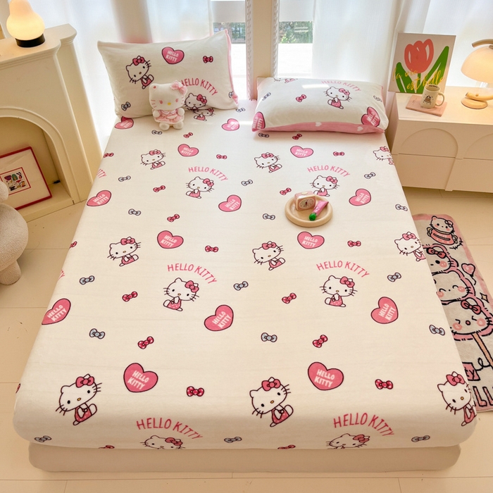 91家纺网 家纺一手货源 找家纺 博雅 2024新款三丽鸥牛奶绒小版床笠系列 牛奶绒小版-爱心KT猫