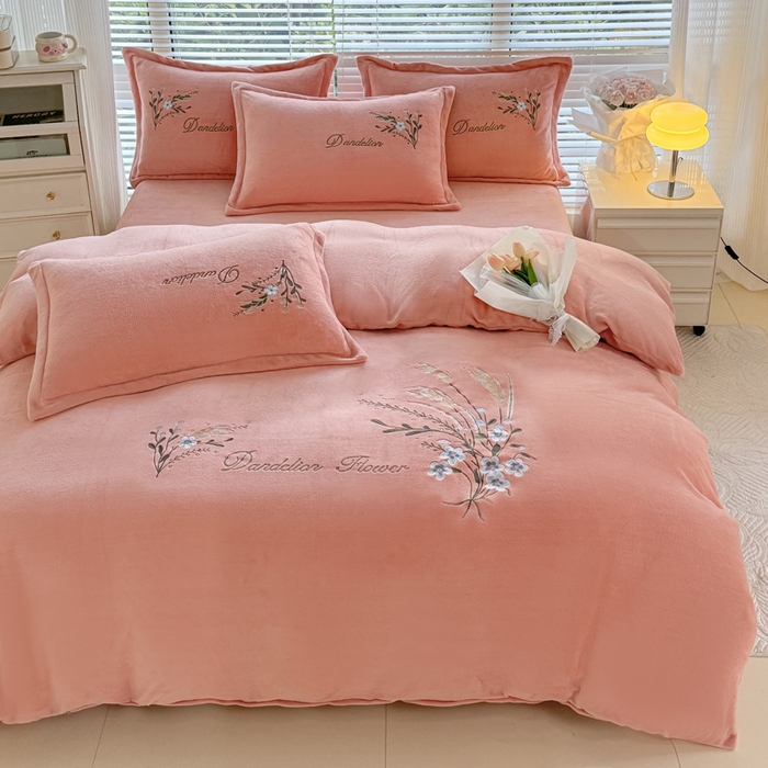 91家纺网 家纺一手货源 找家纺 金米诺 2024新款绣花牛奶绒四件套 麦穗-藕粉