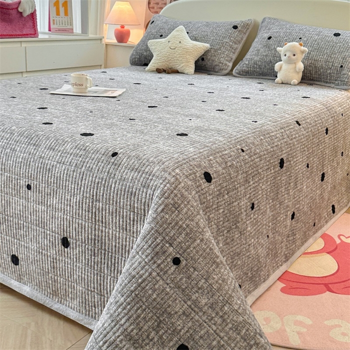 91家纺网 家纺一手货源 找家纺 梵朴 2024新款牛奶绒直角包边床盖 波点灰