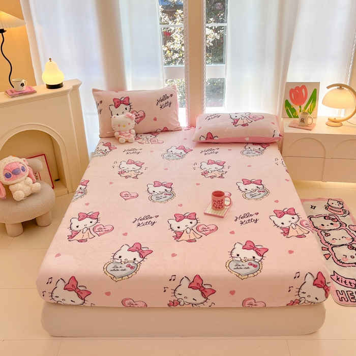 91家纺网 家纺一手货源 找家纺 博雅 2024新款三丽鸥牛奶绒小版床笠系列 牛奶绒小版-害羞KT猫