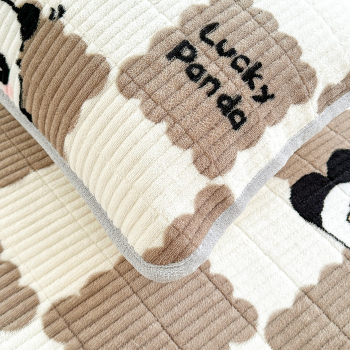 91家纺网 家纺一手货源 找家纺 梵朴 2024新款牛奶绒直角包边床盖 棋盘格熊猫