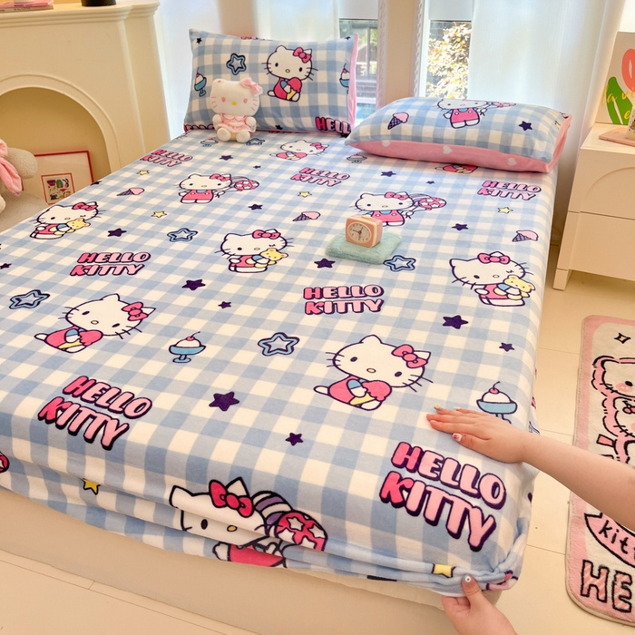 91家纺网 家纺一手货源 找家纺 博雅 2024新款三丽鸥牛奶绒小版床笠系列 牛奶绒小版-幸运星KT猫