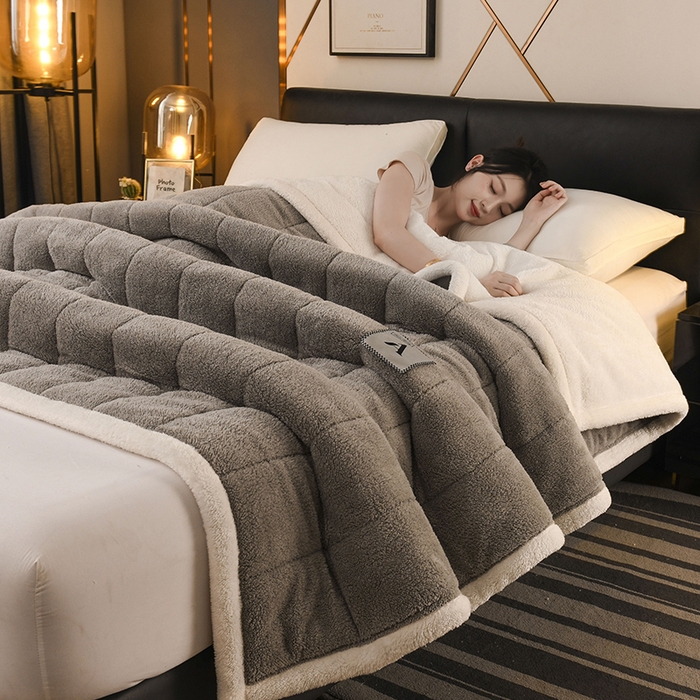 91家纺网 家纺一手货源 找家纺 恋绒家纺 2025新款加厚三层毛毯被牛奶绒复合毯子夹棉盖毯午睡毯子法莱绒毛毯 （亲肤绒-）-浅灰