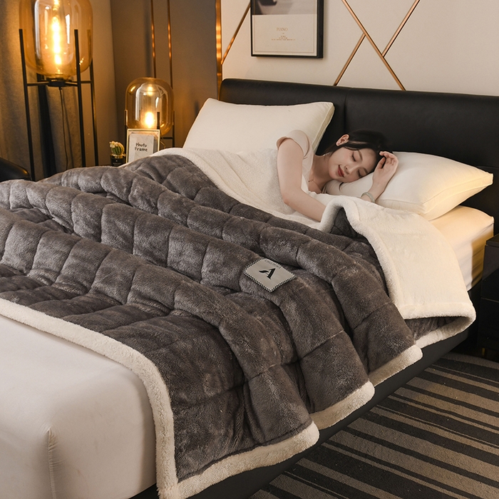 91家纺网 家纺一手货源 找家纺 恋绒家纺 2025新款加厚三层毛毯被牛奶绒复合毯子夹棉盖毯午睡毯子法莱绒毛毯 （亲肤绒-）-深灰