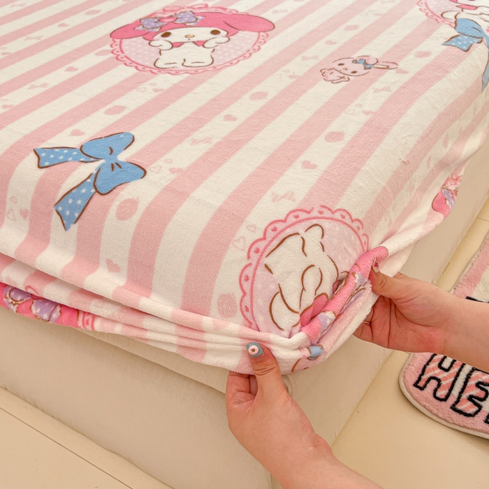 91家纺网 家纺一手货源 找家纺 博雅 2024新款三丽鸥牛奶绒小版床笠系列 牛奶绒小版-甜甜美乐蒂