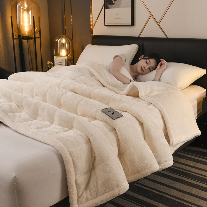 91家纺网 家纺一手货源 找家纺 恋绒家纺 2025新款加厚三层毛毯被牛奶绒复合毯子夹棉盖毯午睡毯子法莱绒毛毯 （亲肤绒-）-米白