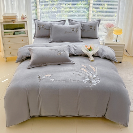 91家纺网 家纺一手货源 找家纺 金米诺 2024新款绣花牛奶绒四件套 麦穗-银灰