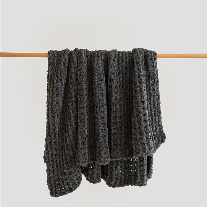 91家纺网 家纺一手货源 找家纺 暖绵绵 2025新款半边绒华夫格软糯针织毯-法格里（最低零售价147） 法格里-深灰色