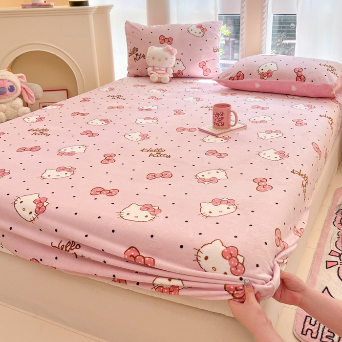 91家纺网 家纺一手货源 找家纺 博雅 2024新款三丽鸥牛奶绒小版床笠系列 牛奶绒小版-蝴蝶结KT猫