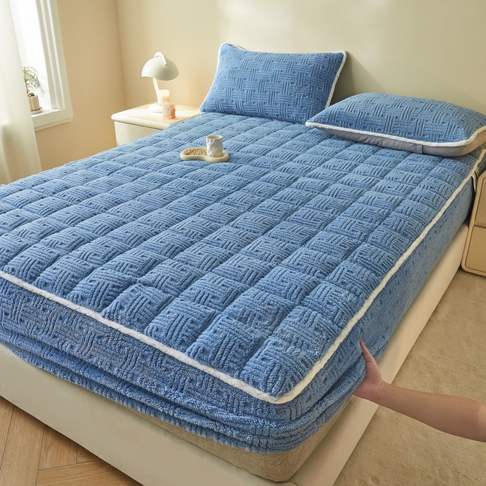 91家纺网 家纺一手货源 找家纺 卡伦家纺 2025新款塔芙绒方格纹加厚保暖夹棉床笠 格纹宝蓝