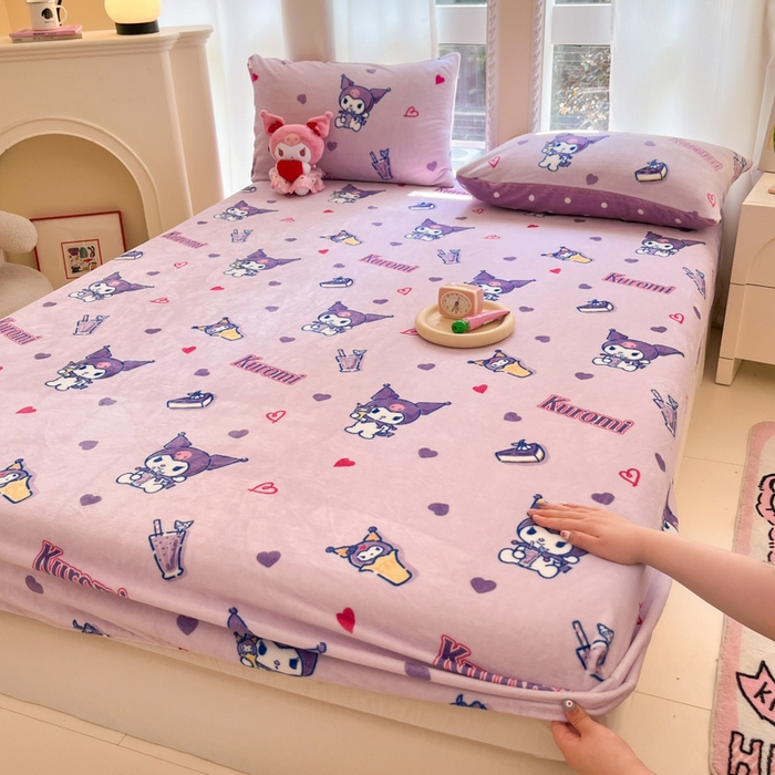 91家纺网 家纺一手货源 找家纺 博雅 2024新款三丽鸥牛奶绒小版床笠系列 牛奶绒小版-奶茶库洛米