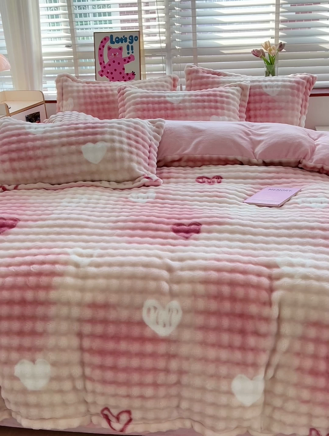 91家纺网 家纺一手货源 找家纺 鸿羽樱（鸿羽樱）家纺 2024新款加厚泡泡牛奶绒印花工艺立体四件套 爱心泡泡粉