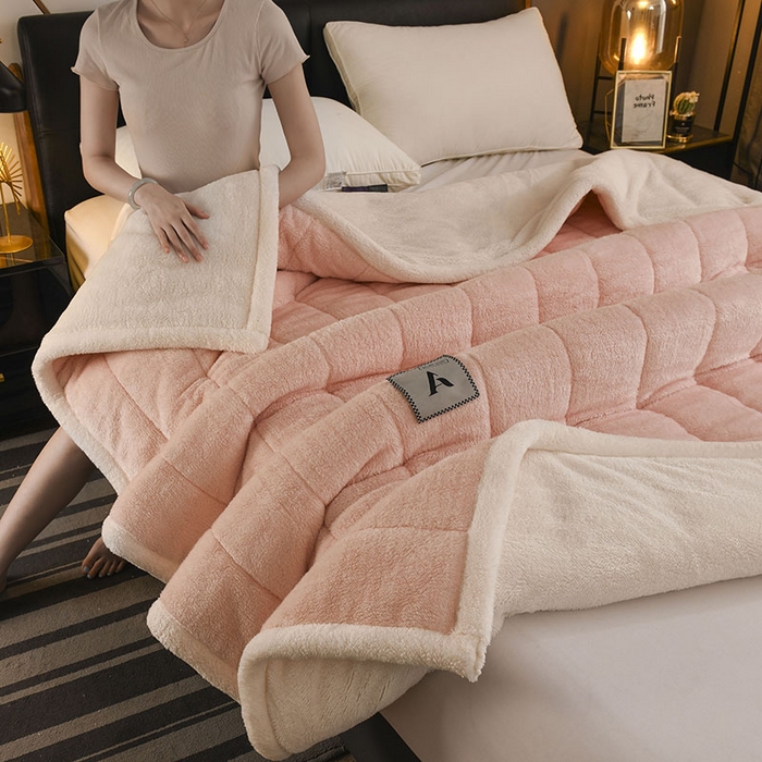 91家纺网 家纺一手货源 找家纺 恋绒家纺 2025新款加厚三层毛毯被牛奶绒复合毯子夹棉盖毯午睡毯子法莱绒毛毯 （亲肤绒-）-淡粉