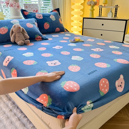 91家纺网 家纺一手货源 找家纺 妖妖家纺 2024新款200克牛奶绒单床笠 小熊与草莓