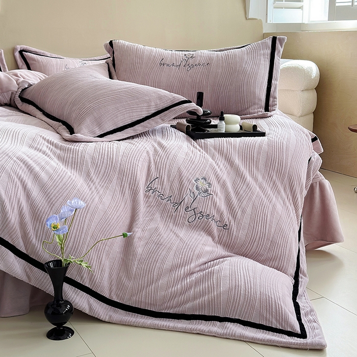 91家纺网 家纺一手货源 找家纺 舒梦琪家纺 2024新款雕花绒刺绣床盖款四件套 高山流水紫