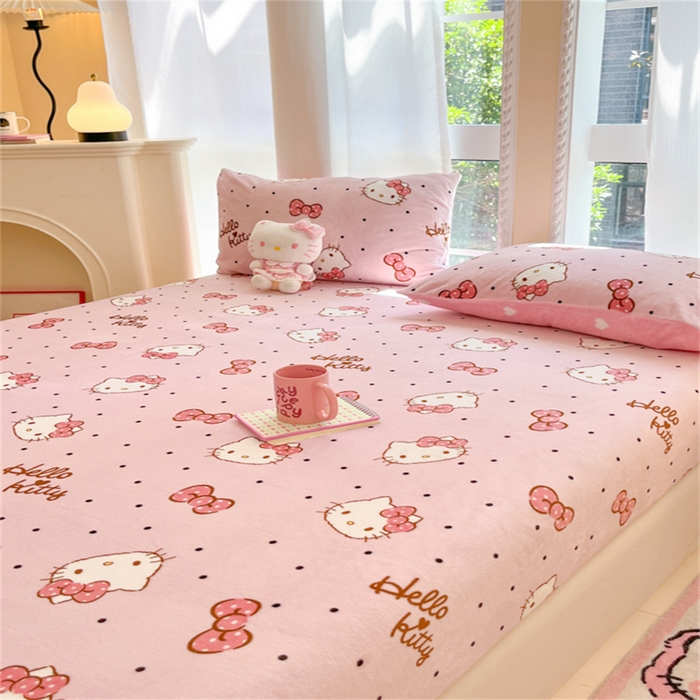 91家纺网 家纺一手货源 找家纺 博雅 2024新款三丽鸥牛奶绒小版床笠系列 牛奶绒小版-蝴蝶结KT猫