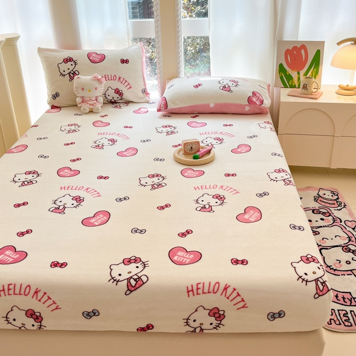 91家纺网 家纺一手货源 找家纺 博雅 2024新款三丽鸥牛奶绒小版床笠系列 牛奶绒小版-爱心KT猫