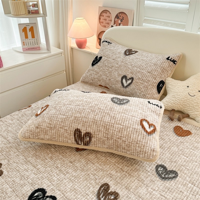 91家纺网 家纺一手货源 找家纺 梵朴 2024新款牛奶绒直角包边床盖 幸运心-咖