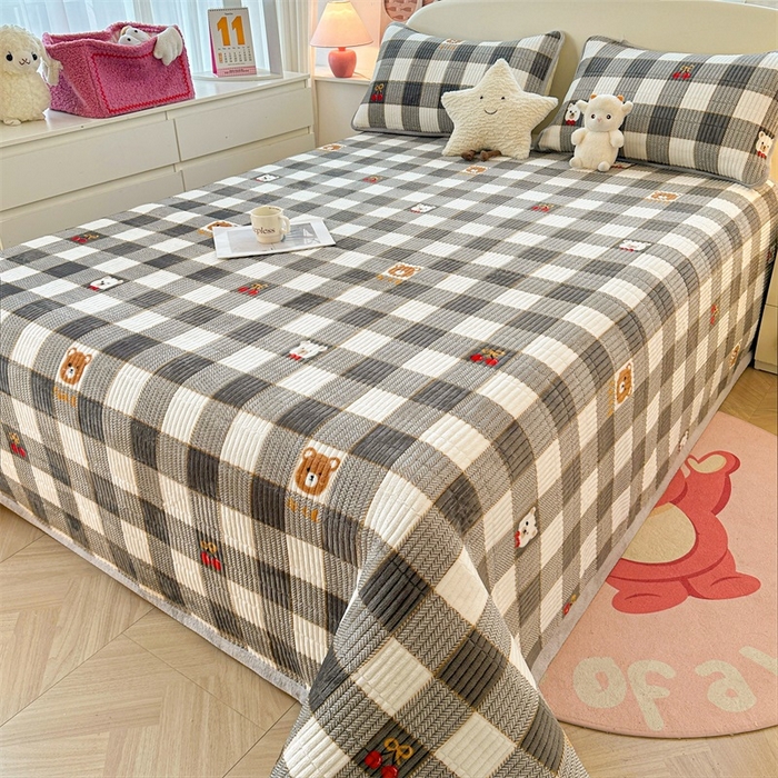 91家纺网 家纺一手货源 找家纺 梵朴 2024新款牛奶绒直角包边床盖 格子小熊