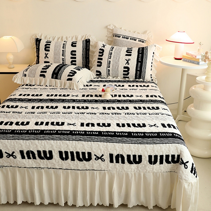 91家纺网 家纺一手货源 找家纺 （总）金盛皇朝家纺 2024秋冬新品高克重牛奶绒夹棉花边床盖系列