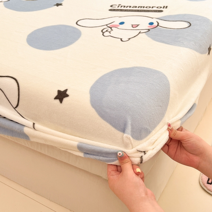 91家纺网 家纺一手货源 找家纺 博雅 2024新款三丽鸥牛奶绒小版床笠系列 牛奶绒小版-波点玉桂狗