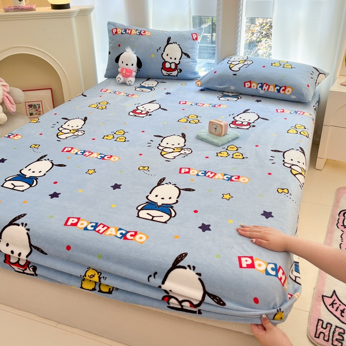 91家纺网 家纺一手货源 找家纺 博雅 2024新款三丽鸥牛奶绒小版床笠系列 牛奶绒小版-活力帕恰狗