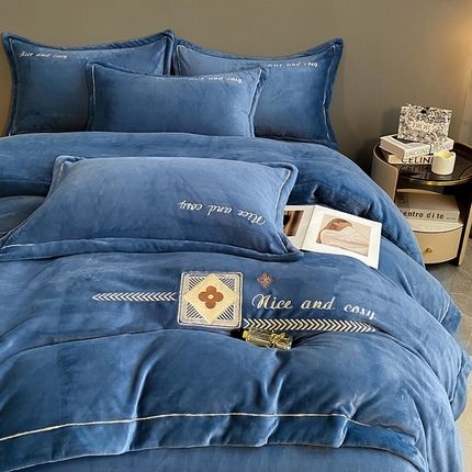 91家纺网 家纺一手货源 找家纺 昊翔家纺 2024新款A类全消光牛奶绒四件套-珍妮系列 珍妮-宾利蓝