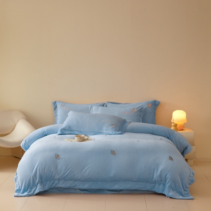 91家纺网 家纺一手货源 找家纺 新方向 2025新款全消光A类刺绣牛奶绒四件套-悦动 悦动-以太兰