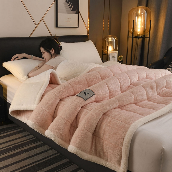 91家纺网 家纺一手货源 找家纺 恋绒家纺 2025新款加厚三层毛毯被牛奶绒复合毯子夹棉盖毯午睡毯子法莱绒毛毯 （亲肤绒-）-淡粉
