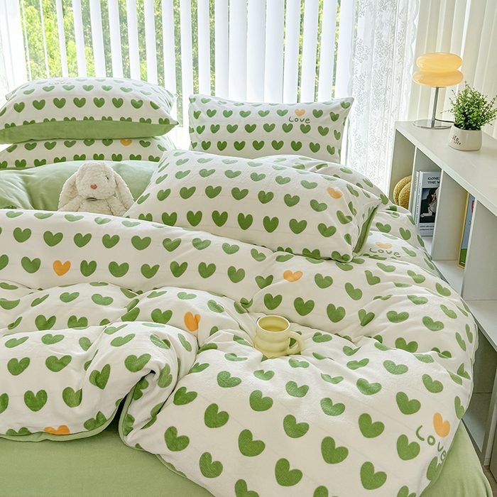 91家纺网 家纺一手货源 找家纺 觅妮家纺 2025新款全消光200g高克重秋冬加厚印花牛奶绒单被套 爱心绿