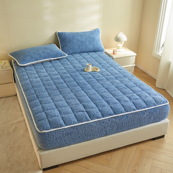 91家纺网 家纺一手货源 找家纺 卡伦家纺 2025新款塔芙绒方格纹加厚保暖夹棉床笠 格纹宝蓝