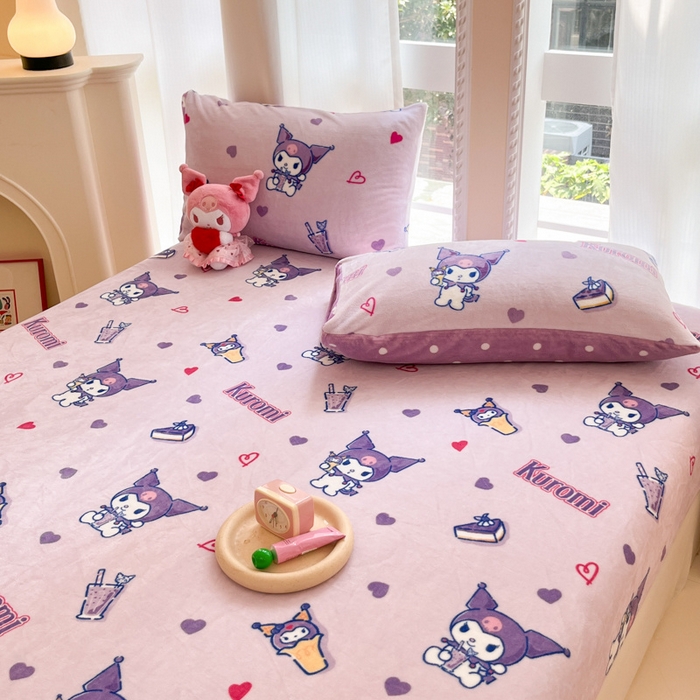 91家纺网 家纺一手货源 找家纺 博雅 2024新款三丽鸥牛奶绒小版床笠系列 牛奶绒小版-奶茶库洛米