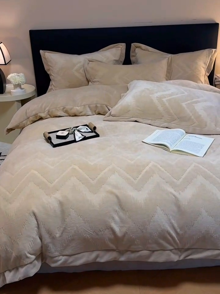 91家纺网 家纺一手货源 找家纺 简宜家居（朝初家纺） 2025新款宽边提花牛奶绒四件套 琉璃-奶白