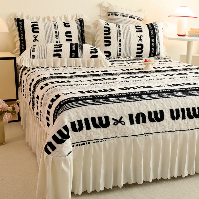 91家纺网 家纺一手货源 找家纺 （总）金盛皇朝家纺 2024秋冬新品高克重牛奶绒夹棉花边床盖系列