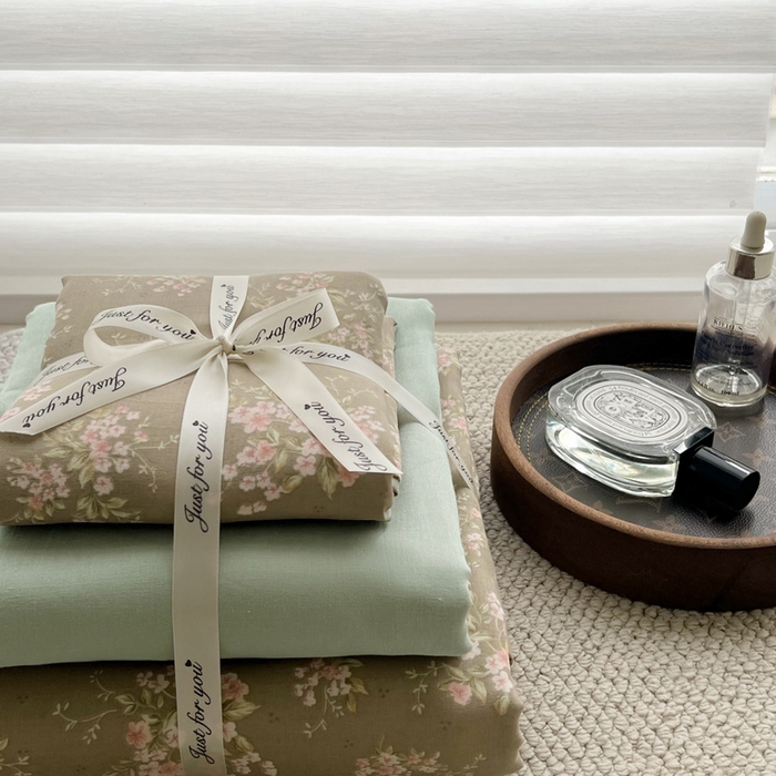 91家纺网 家纺一手货源 找家纺 一比一家纺 2025新款全棉母婴级抗菌有氧全棉双层纱亲肤全棉小清新印花三件套四件套 曼城旧事