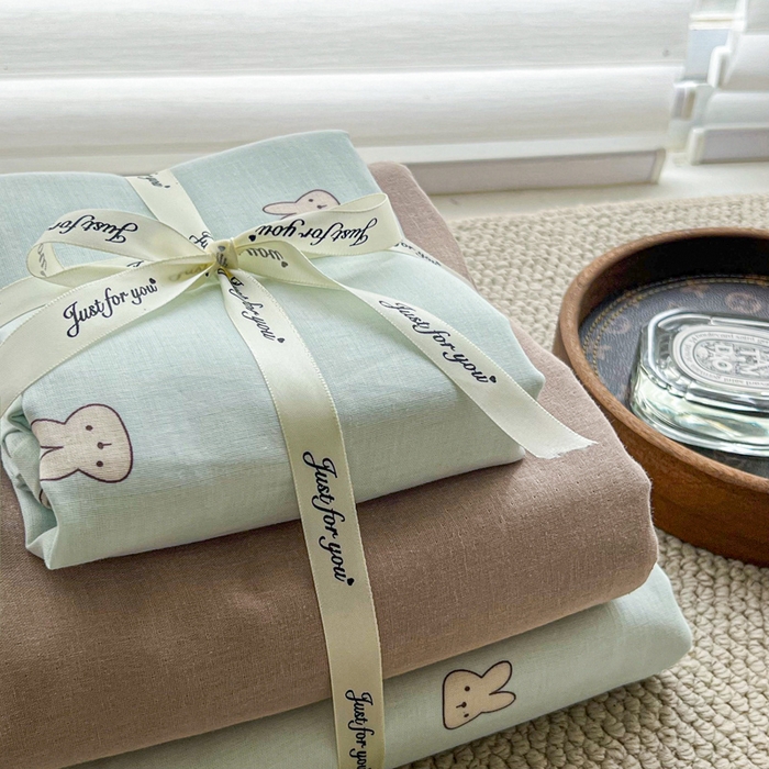 91家纺网 家纺一手货源 找家纺 一比一家纺 2025新款全棉母婴级抗菌有氧全棉双层纱亲肤全棉小清新印花三件套四件套 彼得兔